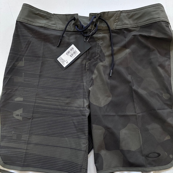 New mens Oakley board shorts various sizes - Picture 1 of 6